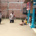 Kapolsek Krian Kompol Muklason terjun langsung ke lokasi banjir.