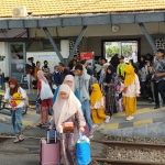 Suasana peron Stasiun Lamongan