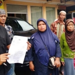 Para orang tua tersangka yang memberikan ketarangan kepada awak media usai melapor ke Polres Jember.