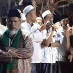 Para peziarah yang datang dari berbagai daerah saat ikuti istighotsah yang dipimpin Kiai Mahfud di sekitar Makam Syakh Mohammad Nur Alamsyah pasca dibongkar. Foto: Ist.