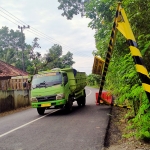 Portal yang ambruk di sebelah utara Jembatan Plengkung Bendorejo, Trenggalek. (foto: HERMAN/ BANGSAONLINE)