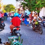 Pedagang Pasar Kedanyang berjualan di kanan kiri jalan pasca pasar ditutup. foto: SYUHUD/ BANGSAONLINE