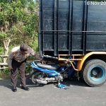 Kondisi dua kendaraan usai terlibat laka. foto: AKINA/ BANGSAONLINE