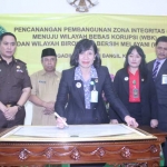Penandatanganan pencanangan zona integritas di kantor Pengadilan Negeri Bangil, Kabupaten Pasuruan.