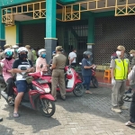 Petugas Gabungan Kabupaten Sidoarjo saat melakukan razia terhadap para pelanggar PSBB (Pembatasan Sosial Berskala Besar) di Sidoarjo.