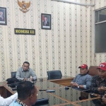 Sejumlah anggota LSM Siti Jenar saat bertemu dengan Ketua DPRD Situbondo, Mahbub Junaidi.