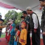 Sejumlah pengurus Lazisnu Kabupaten Jombang saat mendampingi anak yatim menerima santunan di halaman kantor Telkom Jombang, Jumat (24/6) sore. foto:  ROMZA/ BANGSAONLINE