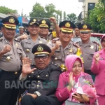 Kapolres Bangkalan AKBP Boby P Tambunan mengantarkan salah satu Purna Bhakti Polri Bangkalan sebagai wujud terima kasih atas baktinya. foto: FAUZI/ BANGSAONLINE
