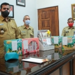 Wali Kota Habib Hadi saat menyerahkan seluruh hadiah perlengkapan bayi ke pihak inspektorat.