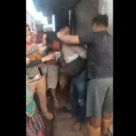 Tangkapan layar video amatir saat warga mengamankan pelaku