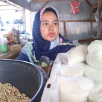 Nining, salah satu pedagang bahan pokok di Pasar Kolpajung, Pamekasan.