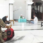 Salah satu pengajian yang digelar di Masjid Rahmat Kembang Kuning usai Salat Ashar, yang diasuh oleh KH Abd Muchid Murtadho, Ketua Umum Yayasan Masjid Rahmat Surabaya. foto: YUDI ARIANTO/ BANGSAONLINE