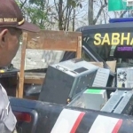 Puluhan barang elektronik yang dijadikan barang bukti sedang diangkut petugas.