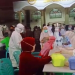 Salah satu jemaah Masjid Al-Ikhlas di Desa Bluru saat diambil sampel darahnya guna keperluan rapid test.