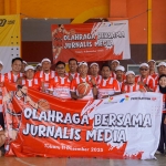 Manajemen Pertamina EP Sukowati Field foto bersama dengan wartawan Tuban sebelum pertandingan basket.