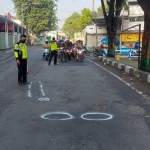 Petugas melakukan olah TKP di lokasi kejadian.