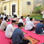 Suasana salat idul adha di rumah dinas Bupati Lamongan. foto: bangsaonline.com