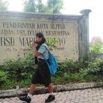 Siswa melintas di depan eks RSUD Mardiwaluyo Kota Blitar.