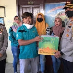 Kapolres Pamekasan, AKBP Djoko Lestari saat memberikan paket lebaran kepada salah satu rekan media.