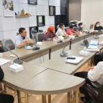 Komisi I DPRD Gresik ketika hearing dengan KPU dan Bawaslu. foto: SYUHUD/ BANGSAONLINE