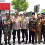 Kapolda Jatim Irjen Pol Luki Hermawan, AKBP Wahyu S. Bintoro, Ahmad Nurhamim, dan Nadlif saat meninjau Posyan di kompleks Icon Mall. foto: SYUHUD/ BANGSAONLINE