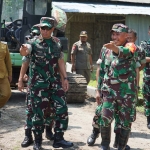 Danrem 084/BJ, Brigjen TNI Terry Tresna Purnama, saat meninjau sasaran fisik TMMD Ke-115 di Gresik.