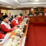 Ketua MKD Surahman Hidayat (kiri) memimpin sidang terkait pelanggaran etik Ketua DPR Setya Novanto di Kompleks Parlemen Senayan, Jakarta, Rabu (2/12). foto: detik