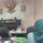 Suasana rapat dengar pendapat antara Komisi C dengan beberapa kepala sekolah SD dan SMP se-Kota Kediri.