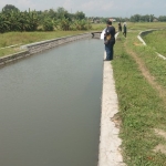 Pegawai Dinas Sumber Daya Air dan  Tata Ruang saat melihat hasil pengerjaan fisik.