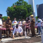 TABUR BUNGA: Bambang Haryo Soekartono (BHS) bersama veteran berziarah ke TMP Sidoarjo, Senin (16/8/2021). (foto: MUSTAIN/ BANGSAONLINE)