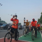 Gubernur DKI Jakarta Anies Baswedan saat gowes bersama Duta Besar Belanda Lambert Grijns memakai batik, Kamis (3/5/2021). foto: ist/ bangsaonline.com