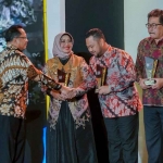 Bupati Gresik ketika mendapatkan ucapan selamat dari Mendagri usai menerima penghargaan. Foto: Ist