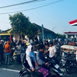 Kemacetan arus lalulintas di Pasar Patemon Kecamatan Tanah Merah, Kabupaten Bangkalan yang disebabkan aktivitas pasar unggas yang meluber hingga ke bahu jalan