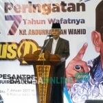 Anregurutta KH Sanusi Baco saat saat memberikan pemaparan dalam acara puncak peringatan haul ke-7 Gus Dur di Ponpes Tebuireng Jombang, Sabtu (7/1) malam. foto: RONY SUHARTOMO/ BANGSAONLINE
