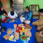 Wakil Bupati Pasuruan KH Mujib Imron (pakai topi) saat memberi motivasi kepada N (15), pelajar yang menjadi korban penganiayaan empat remaja.