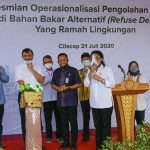 Luhut Binsar Pandjaitan (tengah berbaju putih) saat menekan tombol tanda peresmian operasional pengolahan sampah menjadi bahan bakar alternatif (Refuse Derived Fuel). (foto: ist).