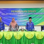 Wabup Aminatun Habibah saat memberikan pembekalan tenaga kependidikan. FOTO: SYUHUD/BANGSAONLINE.com