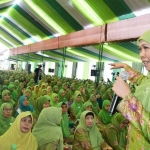 Khofifah di depan ribuan massa Muslimat.