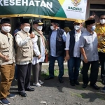 Ketua Baznas RI Prof. Dr. KH Noor Achmad, M.A. didampingi Ketua Komisi VIII DPR RI Yandri Susanto yang melakukan peninjauan ke sejumlah posko korban erupsi Gunung Semeru, di Kabupaten Lumajang, Jawa Timur, Jumat (10/12). Foto: Ist.