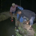 Warga menunjukkan lokasi mayat bayi saat ditemukan.