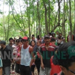 Warga memadati tempat kejadian perkara pembunuhan Fitriatul Jannah di kali Abab. foto: AKINA/ BANGSAONLINE