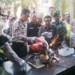 Sejumlah barang bukti yang akan dimusnahkan. foto: SOFFAN/ BANGSAONLINE