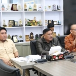 Dari kanan, Wakil Ketua DPRD Gresik, Ahmad Nurhamim, Mujid Riduan, dan Lutfi Dhawam saat menggelar rapat pimpinan. Foto: Ist.