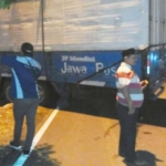 Truk kontainer pembawa logistik pemilu sempat terperosok saat akan masuk ke halaman gudang KPU Pamekasan.