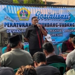 Wakil Ketua DPRD Gresik Mujid Riduan saat Sosper Perda 2 Tahun 2023 dan Perda 16 Tahun 2020. Foto: Ist.