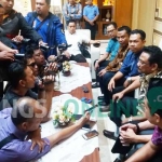 Para Ketua DPC PKB se-Jatim menggelar jumpa pers di ruang VVIP Bandara Juanda setelah gagal bertemu Cak Imin. Mereka menyatakan secara bulat tetap mendukung Pak Halim maju sebagai Cagub Jatim. foto: DIDI ROSADI/ BANGSAONLINE