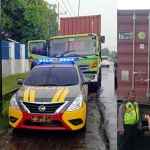 Polisi memeriksa truk kontainer yang sempat dibawa kabur sopirnya.