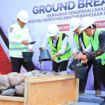 Gubernur Khofifah saat ground breaking bangunan pengendali banjir rob di Desa Kalibuntu, Kecamatan Kraksaan, Kabupaten Probolinggo.