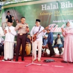 Sudiono Fauzan bersama Cabup Irsyad serta Kapolres Pasuruan saat membawakan sebuah lagu.