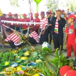 Para siswa di ajak bergotong royong dalam sebuah kegiatan Larung laut.